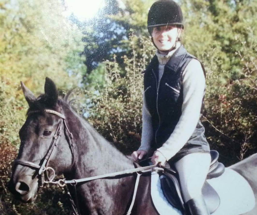 Is Your Horse Struggling with Cracks in Their Hooves? Barefoot may be the Answer!